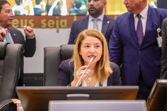 Iracema Vale Reeleita Por Unanimidade Para Presidir A Assembleia