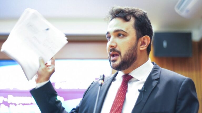 Deputado denuncia caos na saúde de São Luís em meio vacinação contra covid-19