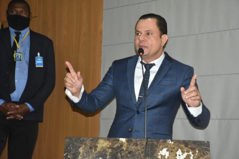 Em discurso, vereador de São Luís chama prefeito de ‘mau-caráter’ e ‘falso moralista’; assista