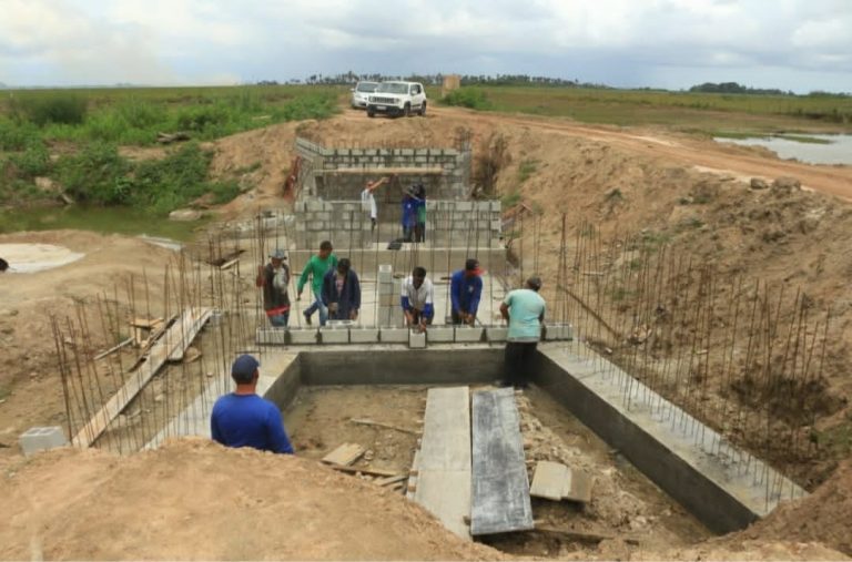 Prefeito Constâncio Souza vistoria obra da Ponte sobre Igarapé do Jejuí em Cajari
