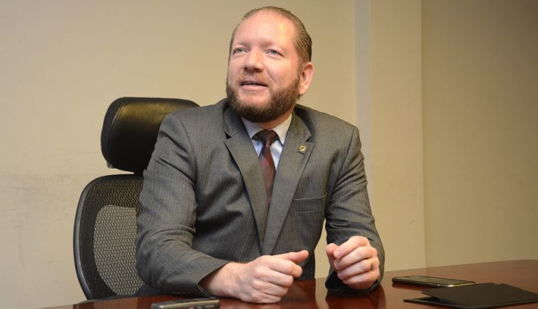 ‘Decisão sensata’, diz Othelino Neto sobre adiamento para escolha do candidato a governador
