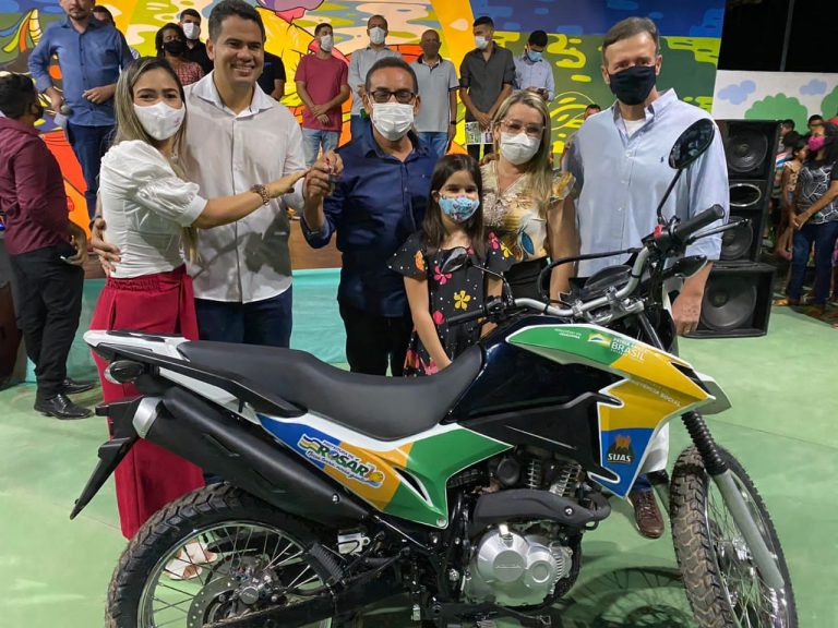 Com recursos próprios, prefeito Calvet Filho inaugurou obras na Vila Ivar Saldanha