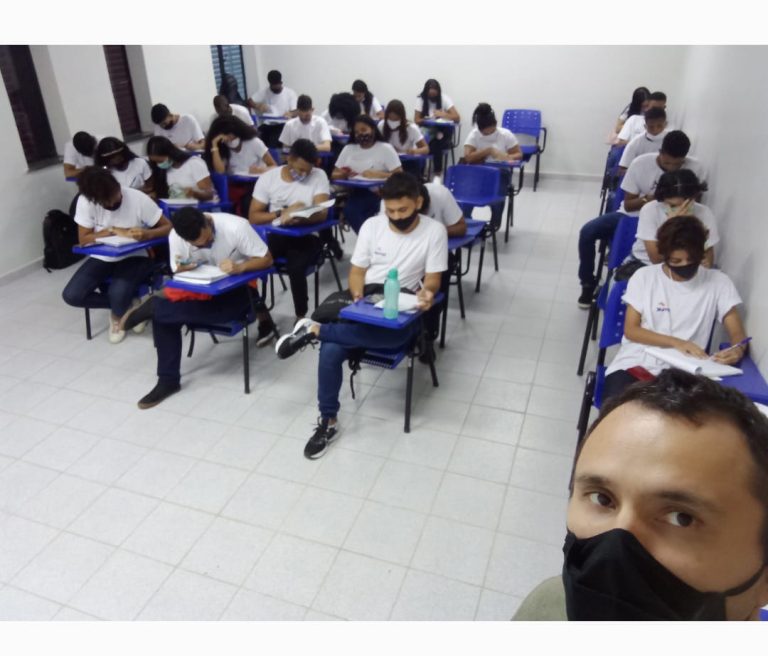 Professor incentiva alunos a realizar ações sociais em comunidades carentes