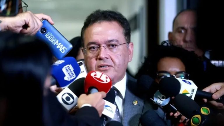 Roberto Rocha diz que Flávio Dino quer controlar os maranhenses pela barriga