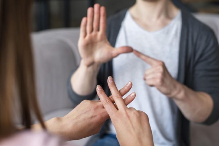 Projeto de Detinha garante a mulheres surdas vítimas de violência atendimento em Libras