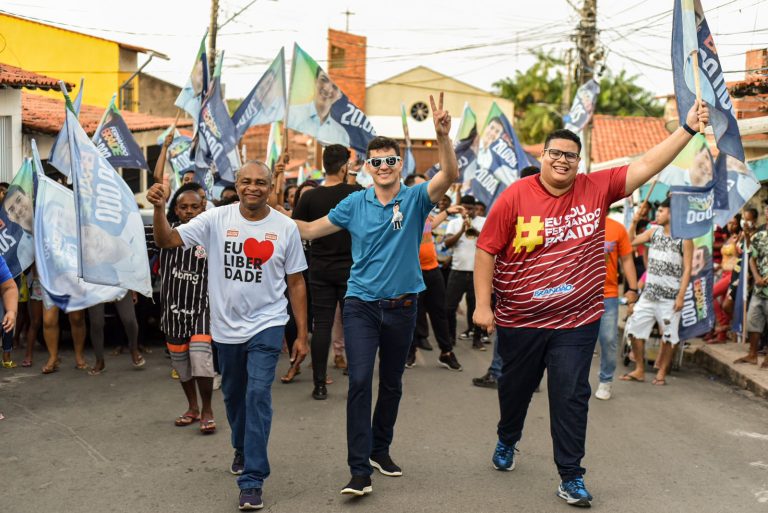Fernando Braide recebe apoio de moradores em caminhada na Liberdade