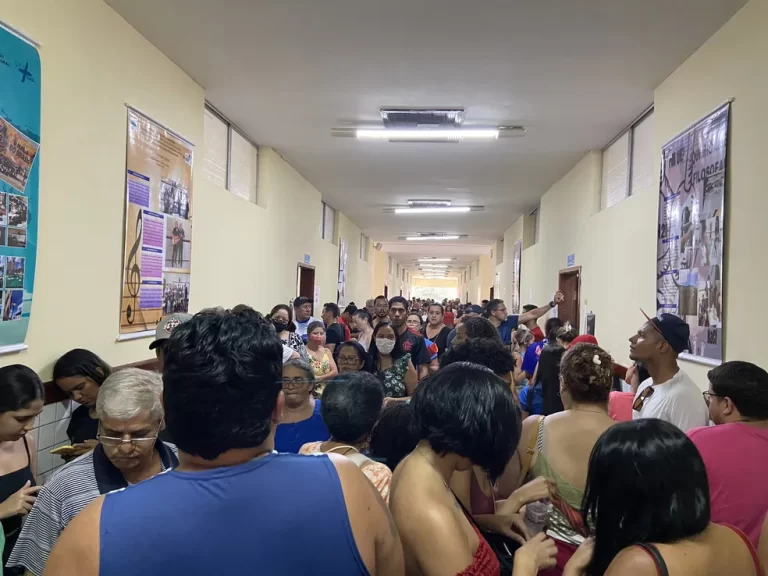 Eleitores enfrentam longas filas em locais de votação no Maranhão