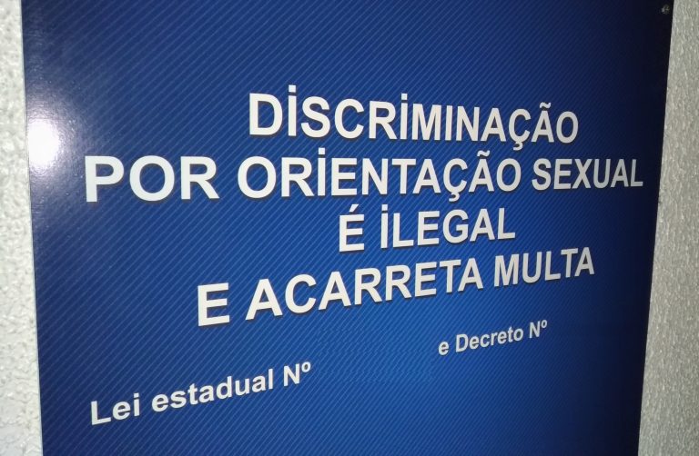 Lei que obriga afixação de placas contra discriminação sexual é restabelecida no MA