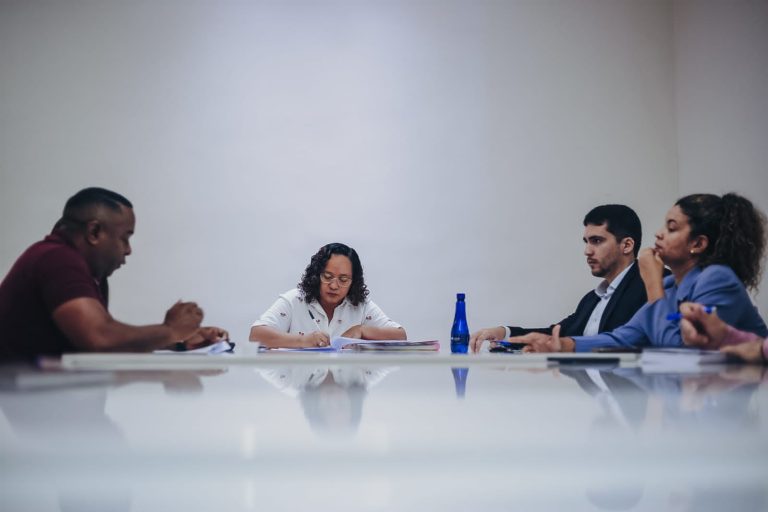 Comissão de Direitos Humanos aprova projetos sobre incentivo à doação de roupas e combate à discriminação
