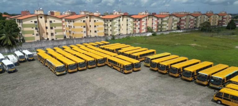 Braide admite que deixa ônibus novos ‘guardados’ e omite gasto de R$ 7,2 mi em locação com transporte escolar