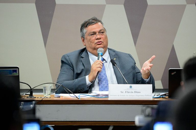 Flávio Dino distribui alfinetadas aos senadores da oposição