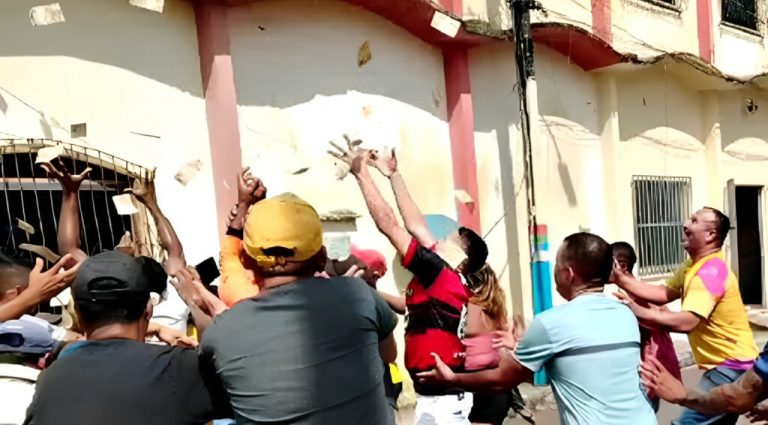População devolveu apenas 300 reais dos jogados pela janela da Câmara de Cândido Mendes