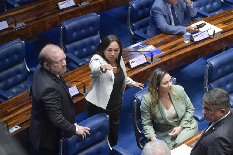 Mesmo sem cargo, marido de suplente de Flávio Dino despacha no Senado