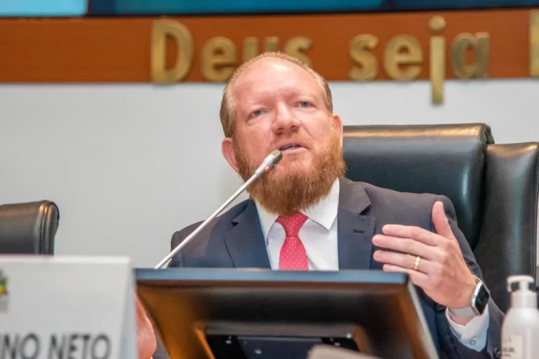 Othelino protocola pedido de exoneração do governo e retorno à Assembleia