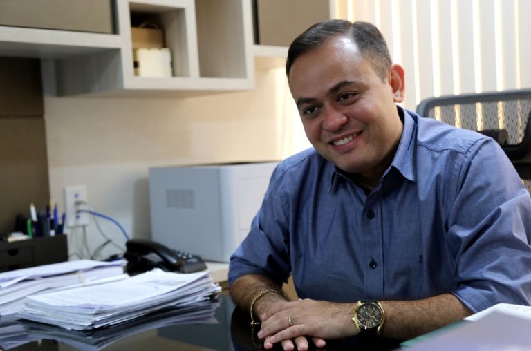 Suplente que quer herdar vaga de deputado pediu desfiliação e pleiteou segredo de justiça
