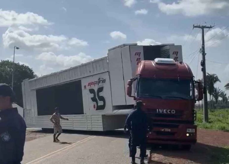 Trio elétrico é impedido de entrar em Pirapemas e confusão termina com agressão física e tiros