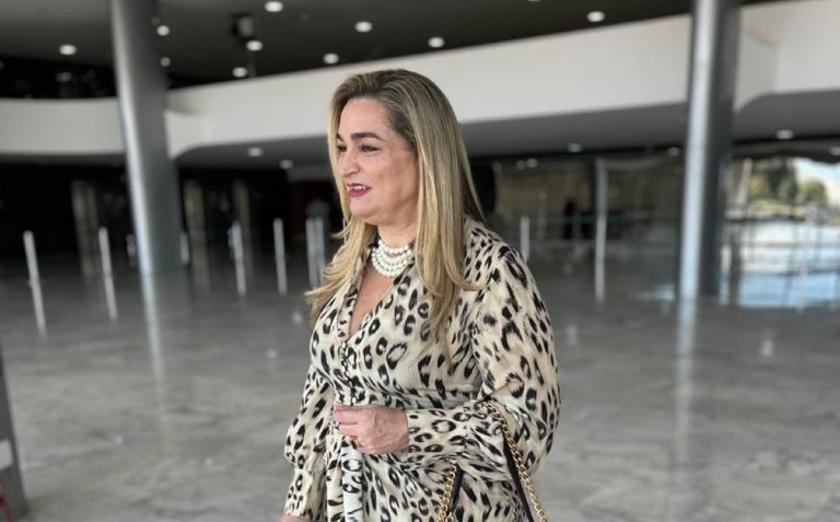 Prefeita de Araioses é reconduzida ao cargo após decisão judicial