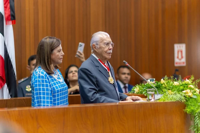 “Gratidão é a memória do coração”, diz Sarney ao receber a maior honraria da Assembleia Legislativa
