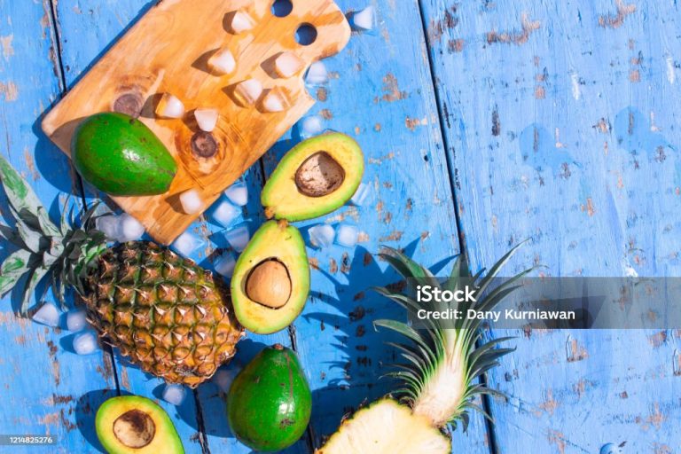 Sonhou com abacate ou abacaxi? Descubra os significados com essas frutas