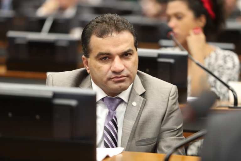 Deputado reforça urgência para piso salarial do quadro técnico e administrativo da educação básica
