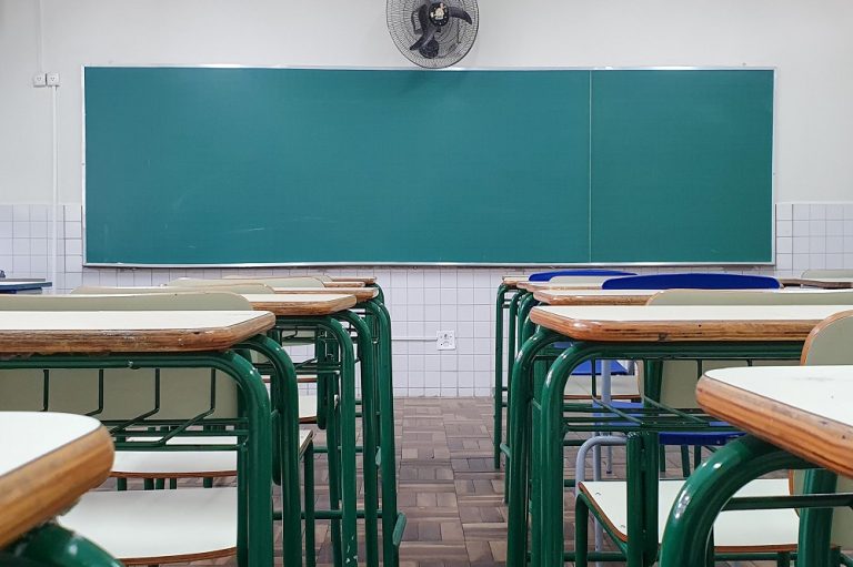 Professora é condenada por receber salário sem trabalhar