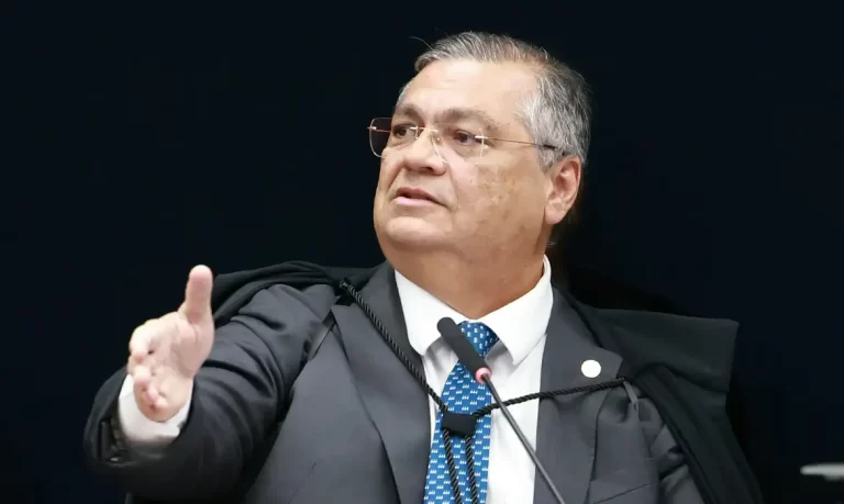 ‘Não há só famílias tradicionais na bíblia’, diz Flávio Dino