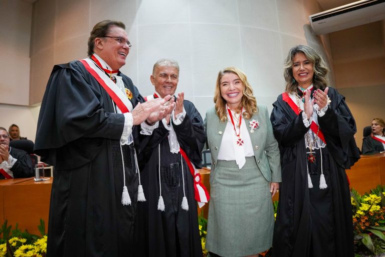 TRT-MA condecora Iracema Vale com a mais alta honraria