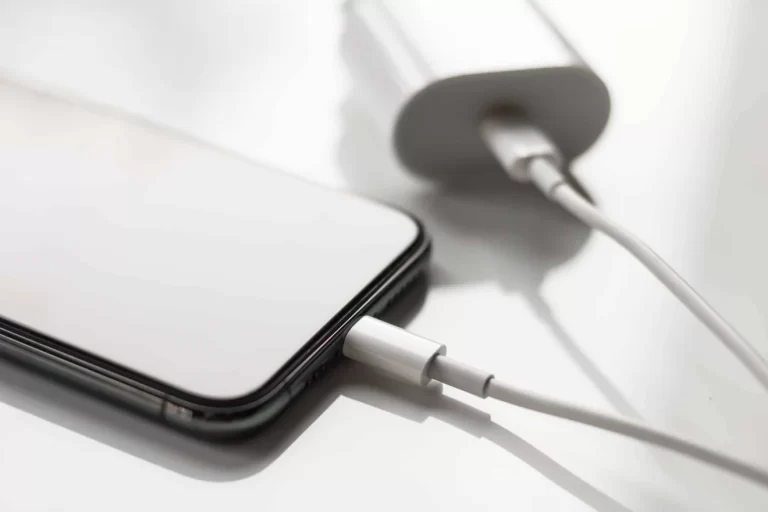 Justiça decide sobre venda de iPhone sem carregador no MA