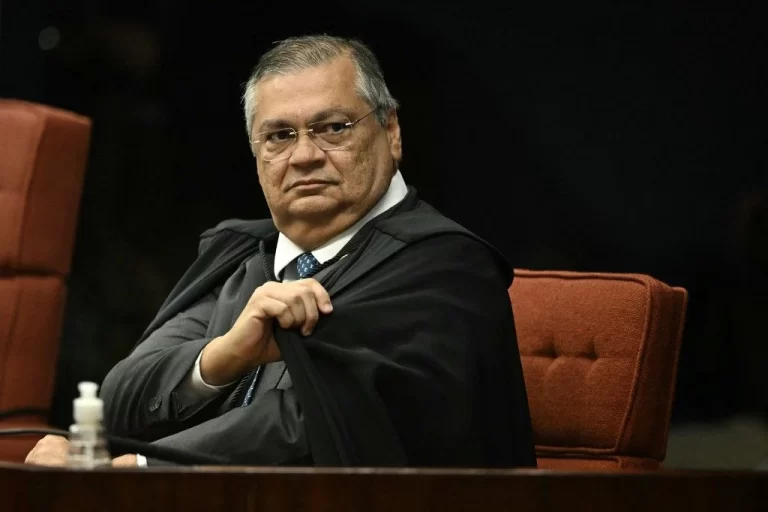 Flávio Dino envia relatório da CGU sobre emendas Pix à PF