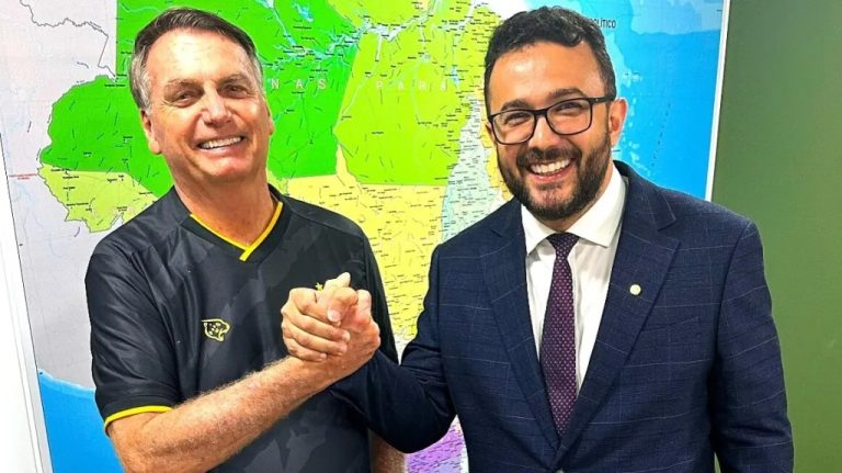 Juíza proíbe deputado de citar influenciadora em vídeos