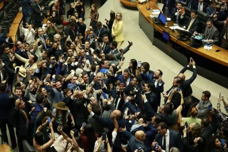 Oito em cada 10 acham que congressistas só pensam em si
