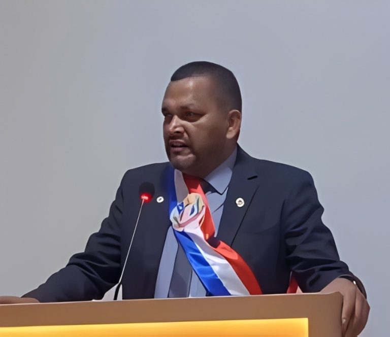 Vereador nomeia secretários após assumir prefeitura