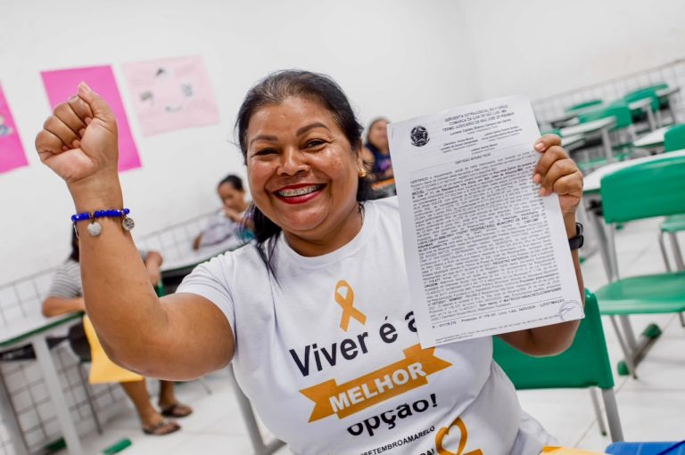 Famílias recebem títulos de regularização fundiária no Novo Horizonte