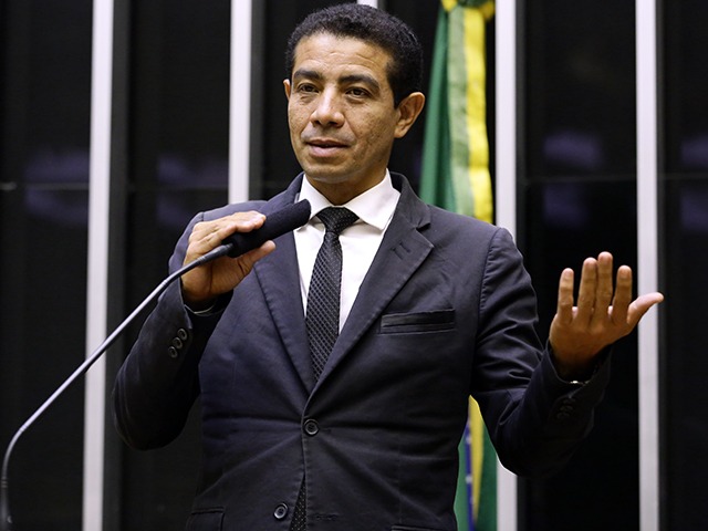 Deputado renuncia à reeleição após parecer favorável do MP