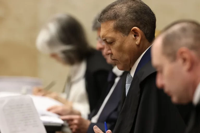 Nunes Marques se declara impedido e deixa plenário