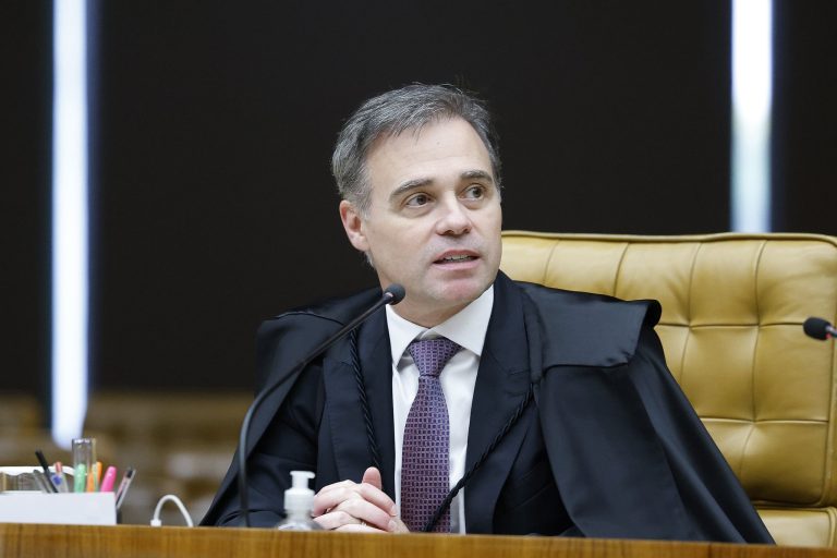 Mendonça julga Bolsonaro ‘clã miliciano’ ao censurar