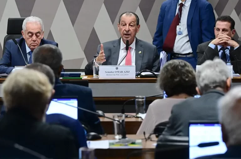 Fim da escala 6×1 passa na CCJ e vai ao plenário do Senado