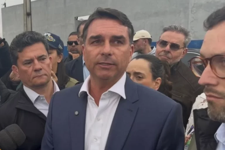 Flávio Bolsonaro é acusado de 4 crimes investigados pela PF