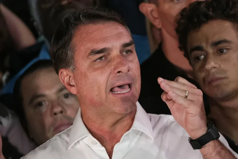 Flávio critica prorrogação da votação que ele também pediu